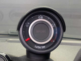 ターボのブースト圧用のメーターになります。