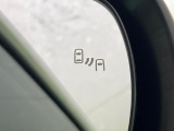 【ブラインドスポットモニター】走行中、ドアミラーの死角になりやすい箇所に後続車が接近するとサイドミラー付近に警告を表示、ドライバーに注意喚起をしてくれます。