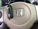 【Hondaスマートキー】カバンやポケットに入れたままでもドアの施錠・解錠が可能なスマートキーを装備。エンジンのオン・オフ時もカギを取り出す必要が無いからとっても便利です♪