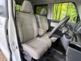 運転席まわりには十分なスペースがあり、大柄な方でもゆったり運転していただける環境です。