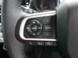ステアリングスイッチ付き。手を離さずにさまざまな操作が可能です。