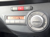 【オートエアコン】一度お好みの温度に設定すれば、車内の温度を検知し風量や温度を自動で調整。暑い&hellip;寒い&hellip;と何度もスイッチ操作をする必要はありません。快適な車内空間には必須の機能ですね♪