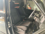運転席、助手席です。座面も広くゆったりと座れてアームレストも付いているので重宝します。