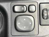 【電動格納ミラー】サイドミラーは電動格納式となっており、狭い駐車場でもキズがつくリスクを抑えられます。