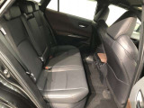 【後部座席】も当然、綺麗・清潔に仕上げております。内装の綺麗なお車は気持ちが良いですし、コンディションのいい車が多いです。これもオススメの1台です。