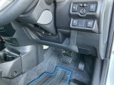 駐車ブレーキは手動式です