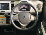 インテリアに合わせたデザインのステアリングは、運転される方のことも考え、運転しやすい形状、大きさです。是非一度、実際に触ってお確かめください。
