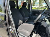 運転席も広く女性はもちろん背の高い男性でも窮屈ではないと思います☆