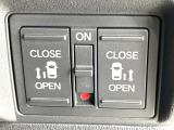 【両側パワースライドドア】スマートキーや運転席のスイッチで後席両側スライドドアの開閉が可能♪電動だから力を入れてドアを開ける必要が無く、小さなお子様でも簡単に開け閉めでき快適です♪