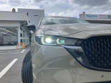 【アダプティブLEDヘッドライト】夜間走行時に先行車や対向車の状況をクルマが判断。ヘッドランプの照射範囲や明るさを自動的に変化させます。