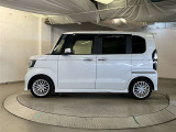 助手席側は電動スライドドアになってます。運転席やキーのリモコンで開閉できるので手が塞がっていても楽に積み降ろし出来ますよ。