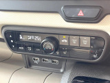 【オートエアコン】一度お好みの温度に設定すれば、車内の温度を検知し風量や温度を自動で調整。暑い&hellip;寒い&hellip;と何度もスイッチ操作をする必要はありません。快適な車内空間には必須の機能ですね♪