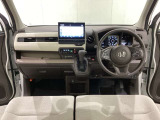 車内は光触媒抗菌消臭施工済です。インパネ周りはスタイリッシュなデザインで機能や装備も充実しています。グローブボックスやカップホルダーのほかにトレーなどたくさんの収納スペースが付いています。