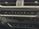 左右独立温度コントロールフルオートエアコンです。運転席、助手席それぞれで独立して温度設定ができます。冷え性の方が乗っても安心ですね♪