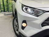 【LEDヘッドライト】悪天候や夜間走行時も良好な視界を確保し安心して運転できる高輝度LEDヘッドライトを装備!点灯速度が早く、消費電力も抑えられています。