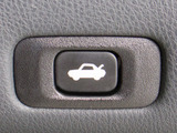 ボタン一つでトランクオープンが可能!車内から操作できる為、非常に便利な装備の一つとなります!