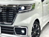 【LEDヘッドライト】悪天候や夜間走行時も良好な視界を確保し安心して運転できる高輝度LEDヘッドライトを装備!点灯速度が早く、消費電力も抑えられています。