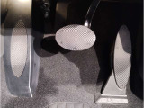【ペダル】BMWはオルガン式アクセルペダルを採用しています。踏み込む足とペダルが同じ軌跡を描くため、かかとがずれにくく、アクセルコントロールがよりしやすくなるメリットがあります。