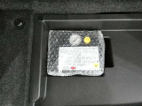 スペアタイヤレス車です。応急セットを搭載しております。