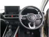 シックな色使いの運転席周りです!すっきりとしたデザインで上品な色使いです。居心地の良い運転席、長く座ってられるリラックスできるデザインがいいですね♪