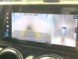 ●パノラミックビューモニター:専用のカメラにより、上から見下ろしたような視点で360度クルマの周囲を確認することができます☆死角部分も確認しやすく、狭い場所での切り返しや駐車もスムーズに行えます。