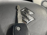 【キーレス】少し離れた場所からでもボタン一つでドアの開錠・施錠ができるのでとっても便利!ドアの鍵穴周りに傷をつけることもありません♪
