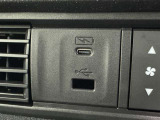 充電用USB端子付き。スマートフォンなどの充電に便利です。