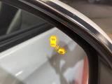 【ブラインドスポットインフォメーション】走行中、ドアミラーの死角になりやすい箇所に後続車が接近するとサイドミラー付近に警告を表示、ドライバーに注意喚起をしてくれます。