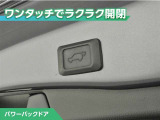 パワーバックドア付です!ボタン一つで開閉が出来てとても便利ですね。しっかりと最後まで閉まりますので、半ドアの恐れも無くなります!