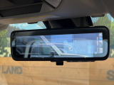 【スマートリヤビューミラー】後席の大きな荷物や同乗者で後方が確認しづらい時でも安心!カメラが撮影した車両後方の映像をルームミラー内に表示。クリアな視界で状況の確認が可能です!