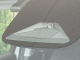【ホンダセンシング】走行中に前方の車両等を認識し、衝突しそうな時は警報とブレーキで衝突回避と被害軽減をアシスト。より安全にドライブをお楽しみいただけます。