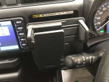 マルチホルダーです。スマートフォンやメモ帳などを置いておくのに便利です。プッシュすると小物入れが出現します。