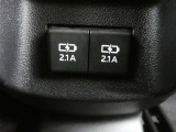 充電用USB端子付き。スマートフォンなどの充電に便利です。