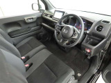 シンプルで使いやすいデザインの運転席です。