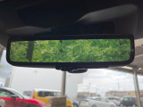 【スマートリヤビューミラー】後席の大きな荷物や同乗者で後方が確認しづらい時でも安心!カメラが撮影した車両後方の映像をルームミラー内に表示。クリアな視界で状況の確認が可能です!