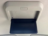 【後席モニター】家族や友人とお出かけする機会が多い方に大人気の後席モニターを装備!見やすい位置に画面がありテレビやDVDの視聴も快適!友達もお子様も、後席にしか乗らなくなるかも??