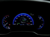 運転に役立つ情報を分かりやすく表示するマルチインフォメーションディスプレイを中央に配したとても見やすいメーター