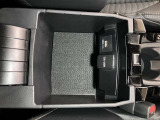 アクセサリーソケットや、携帯の充電などに便利な充電用USBポート(USB Type-C)を装備!車内にあると便利なアイテムのひとつですねシガレット電源付き車両です。