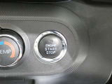 【プッシュスタート】スマートキーを携帯して、ブレーキを踏みながらスタートスイッチを押すだけでエンジンがかけられます。