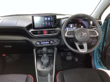 運転席周りのレイアウトをご覧ください。ナビゲーションが綺麗に装着されすっきり収まってますね!