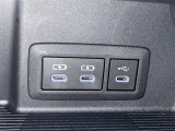 充電用USB端子付き。スマートフォンなどの充電に便利です。