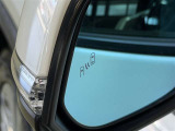 【ブラインドスポットモニター】隣を走る車両をレーダーで検知し、インジケーターを点灯。またウインカーを出した場合にはインジケーターも点滅させて注意を促します