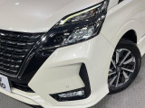 【LEDヘッドライト】悪天候や夜間走行時も良好な視界を確保し安心して運転できる高輝度LEDヘッドライトを装備!点灯速度が早く、消費電力も抑えられています。