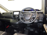 運転の際、常に目にする部分だけにシックで飽きのこないデザインが良いですね。