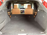 リアシートを倒せば、広大なフラットスペースが出現。長尺物や自転車、キャンプ用品など、大型の荷物も楽々積載可能。アウトドアや多人数でのレジャーのときにも便利です。
