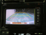 車両後方の映像を映すバックモニター。進路を確認しながら安全に車庫入れできます。