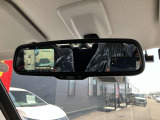 【インテリジェントルームミラー】はリアカメラが車両後方を映し出すので、いつでもクリアな後方視界を確保!夜間や悪天候の運転でも安心です♪