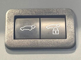 【パワーバックドア】スマートキーや運転席のボタンを押すだけでリアゲートが自動で開閉します!荷物を持っている時や、高い位置にあるバックドアを閉める際に便利な機能です♪