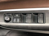 パワーウィンドのスイッチです。運転席に座りながら、助手席や後席の窓を開け閉めできるので大変便利ですよ。