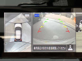 前後左右4つのカメラで、上から見たような映像をルームミラーに表示、駐車時も安心、アラウンドビューモニター付(肉眼では確認し辛い左前の映像に切り替えることも可能です)。